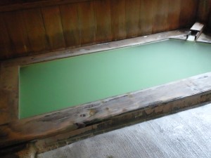 エメラルドグリーンの温泉