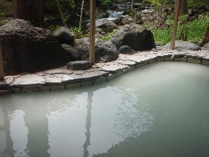 人気の渓流露天風呂