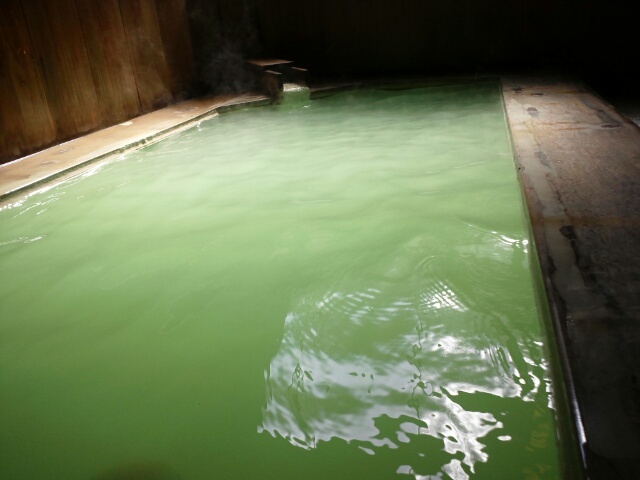 グリーン緑色温泉の色